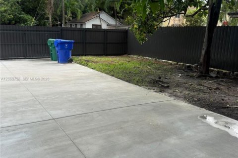 House in Miami, Florida 4 bedrooms, 123.93 sq.m. № 2270242 - photo 21