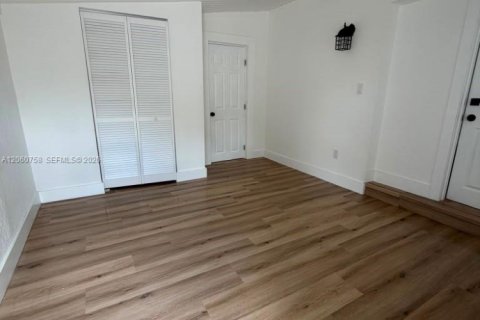 House in Miami, Florida 4 bedrooms, 123.93 sq.m. № 2270242 - photo 14