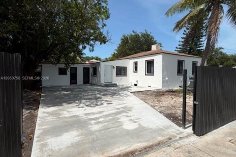 House in Miami, Florida 4 bedrooms, 123.93 sq.m. № 2270242 - photo 2