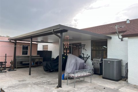Casa en venta en Miami, Florida, 3 dormitorios, 133.31 m2 № 1823574 - foto 28