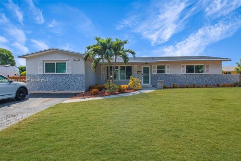 House in Pembroke Pines, Florida 4 bedrooms, 185.62 sq.m. № 1731634 - photo 13