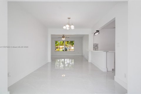 House in Pembroke Pines, Florida 4 bedrooms, 185.62 sq.m. № 1731634 - photo 7