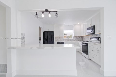 House in Pembroke Pines, Florida 4 bedrooms, 185.62 sq.m. № 1731634 - photo 6