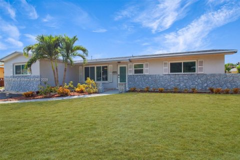 House in Pembroke Pines, Florida 4 bedrooms, 185.62 sq.m. № 1731634 - photo 21