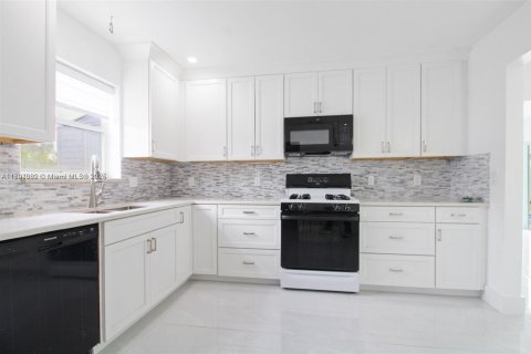 House in Pembroke Pines, Florida 4 bedrooms, 185.62 sq.m. № 1731634 - photo 5