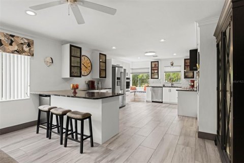 Villa ou maison à vendre à Tampa, Floride: 2 chambres, 201.04 m2 № 2305884 - photo 4