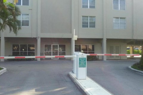 Снять в аренду кондоминиум в Форт-Лодердейл, Флорида 2 спальни, 94.76м2, № 1173172 - фото 1