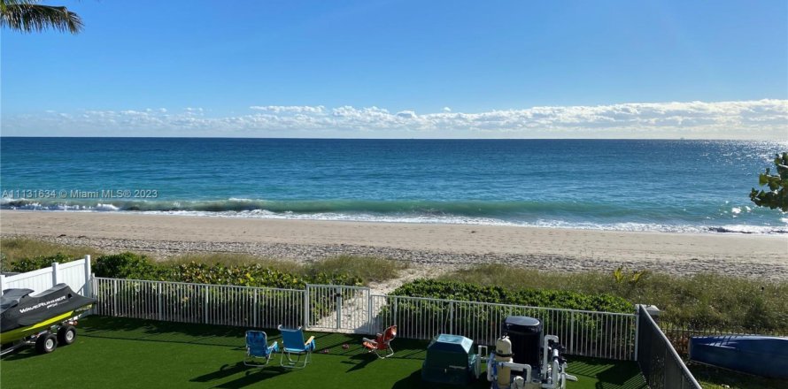 House in Fort Lauderdale, Florida 3 bedrooms, 341.32 sq.m. № 2035265