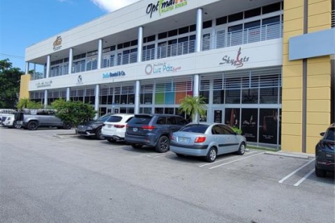 Propiedad comercial en alquiler en Sweetwater, Florida № 1188559 - foto 1