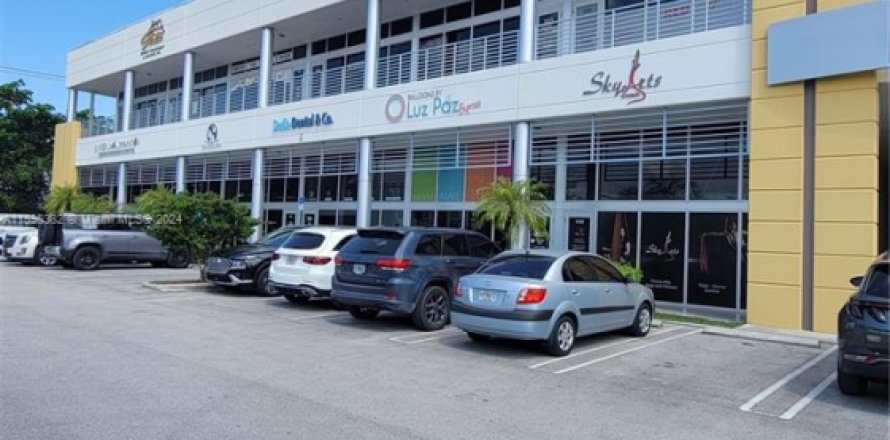 Propiedad comercial en Sweetwater, Florida № 1188559