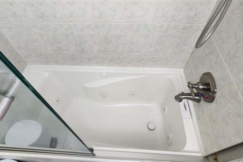 Townhouse in Miami, Florida 3 bedrooms, 115.2 sq.m. № 2055412 - photo 24