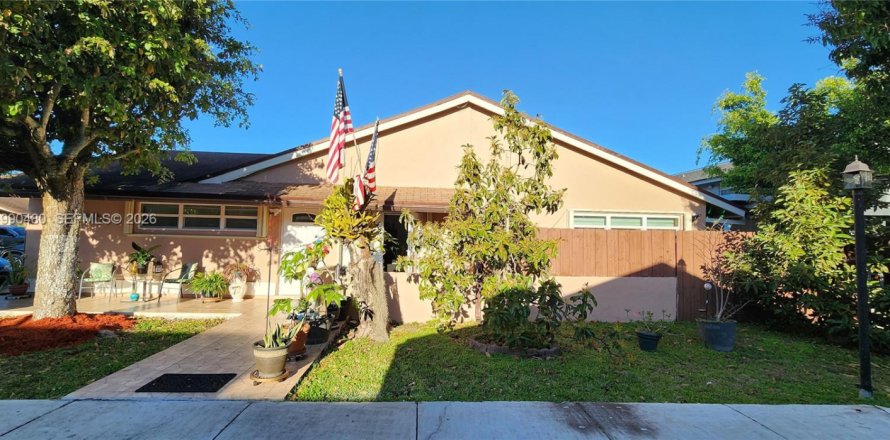 Townhouse in Miami, Florida 3 bedrooms, 115.2 sq.m. № 2055412