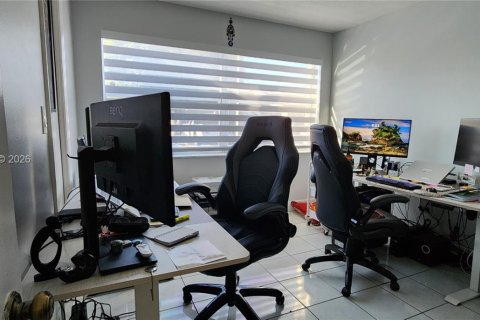 Townhouse in Miami, Florida 3 bedrooms, 115.2 sq.m. № 2055412 - photo 25