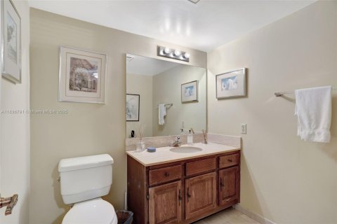 Condo in Lauderdale-by-the-Sea, Florida, 3 bedrooms  № 1821825 - photo 23