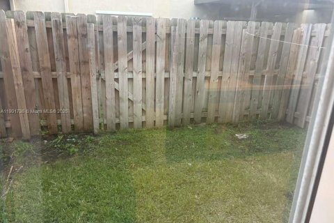 Townhouse in Florida City, Florida 3 bedrooms, 118.17 sq.m. № 1953568 - photo 8