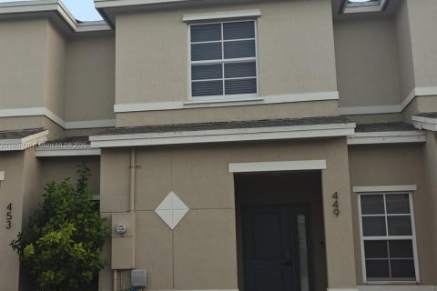 Townhouse in Florida City, Florida 3 bedrooms, 118.17 sq.m. № 1953568 - photo 1