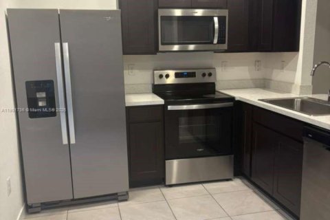 Townhouse in Florida City, Florida 3 bedrooms, 118.17 sq.m. № 1953568 - photo 2