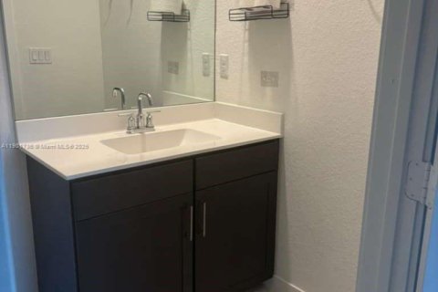 Townhouse in Florida City, Florida 3 bedrooms, 118.17 sq.m. № 1953568 - photo 4