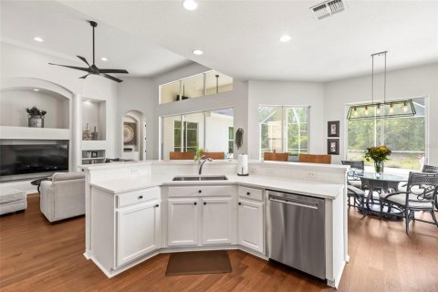 House in Tampa, Florida 4 bedrooms, 265.61 sq.m. № 1732651 - photo 9