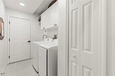 House in Tampa, Florida 4 bedrooms, 265.61 sq.m. № 1732651 - photo 19