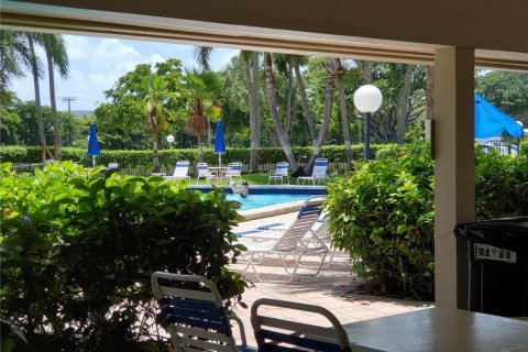 Condo in Pompano Beach, Florida, 2 bedrooms  № 1878411 - photo 1
