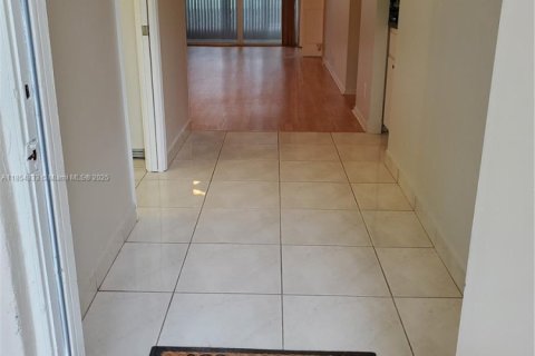 Condo in Pompano Beach, Florida, 2 bedrooms  № 1878411 - photo 2