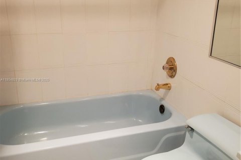 Condo in Pompano Beach, Florida, 2 bedrooms  № 1878411 - photo 15