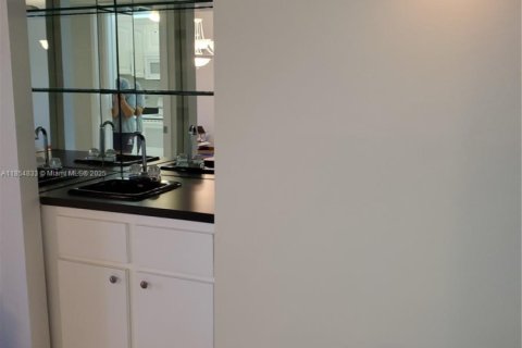Condo in Pompano Beach, Florida, 2 bedrooms  № 1878411 - photo 3