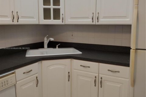 Condo in Pompano Beach, Florida, 2 bedrooms  № 1878411 - photo 7
