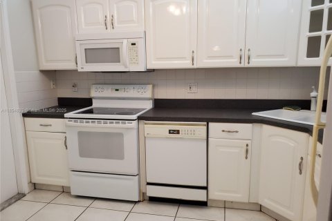 Condo in Pompano Beach, Florida, 2 bedrooms  № 1878411 - photo 6