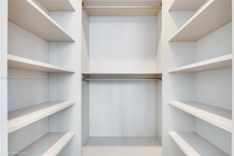 Снять в аренду кондоминиум в Майами, Флорида 2 спальни, 87.51м2, № 1951430 - фото 12