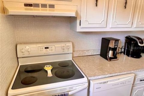 Condo in Largo, Florida, 1 bedroom  № 1561360 - photo 12