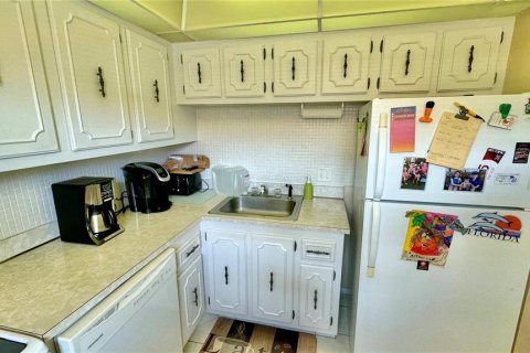 Condo in Largo, Florida, 1 bedroom  № 1561360 - photo 14