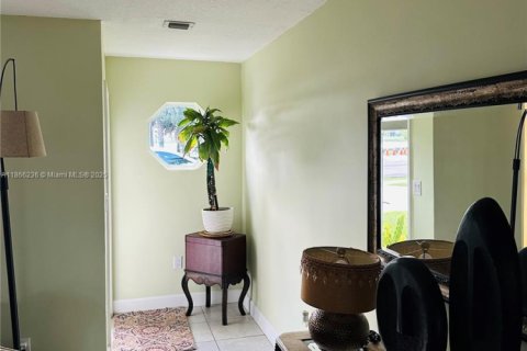 House in Oakland Park, Florida 2 bedrooms, 140.19 sq.m. № 1893552 - photo 16