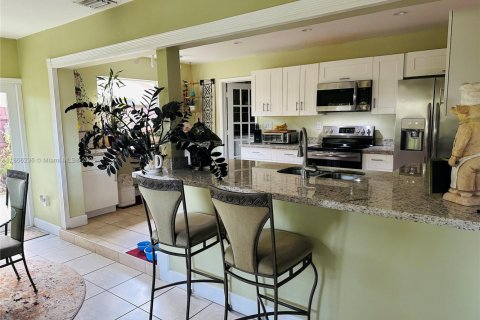 House in Oakland Park, Florida 2 bedrooms, 140.19 sq.m. № 1893552 - photo 8