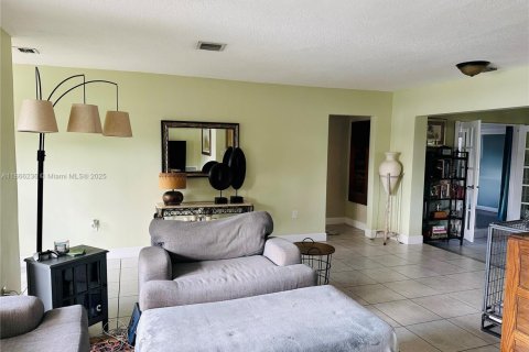 House in Oakland Park, Florida 2 bedrooms, 140.19 sq.m. № 1893552 - photo 13