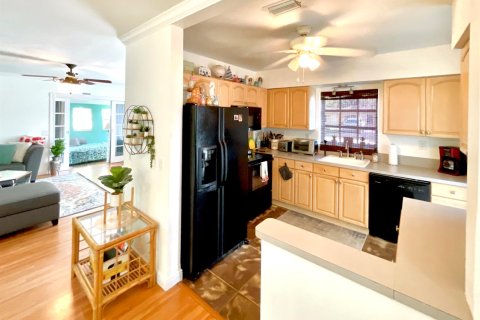 Commercial property in Fort Lauderdale, Florida 197.7 sq.m. № 2382835 - photo 6