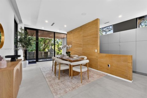 House in Miami, Florida 4 bedrooms, 319.96 sq.m. № 2056533 - photo 25