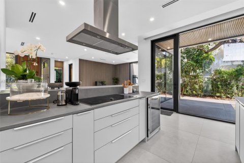 House in Miami, Florida 4 bedrooms, 319.96 sq.m. № 2056533 - photo 20