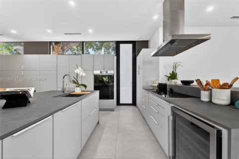 House in Miami, Florida 4 bedrooms, 319.96 sq.m. № 2056533 - photo 19