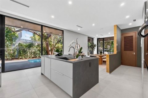 House in Miami, Florida 4 bedrooms, 319.96 sq.m. № 2056533 - photo 16