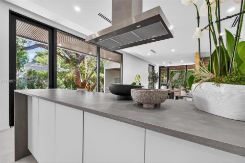 House in Miami, Florida 4 bedrooms, 319.96 sq.m. № 2056533 - photo 17