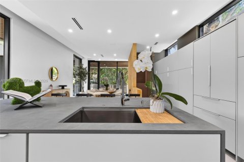 House in Miami, Florida 4 bedrooms, 319.96 sq.m. № 2056533 - photo 22