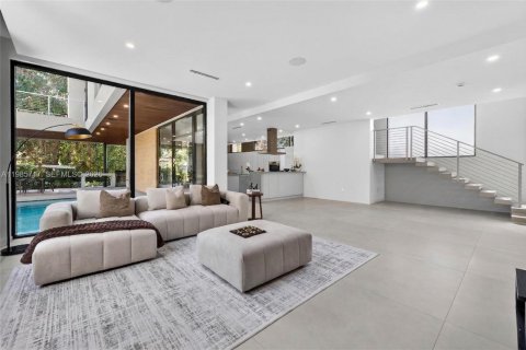 House in Miami, Florida 4 bedrooms, 319.96 sq.m. № 2056533 - photo 12