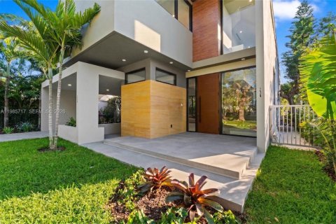 House in Miami, Florida 4 bedrooms, 319.96 sq.m. № 2056533 - photo 5