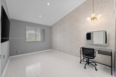 Townhouse in Aventura, Florida 3 bedrooms, 220.46 sq.m. № 1889649 - photo 13