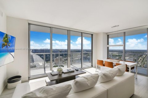 Снять в аренду кондоминиум в Холливуд, Флорида 3 спальни, 126.44м2, № 1978169 - фото 1