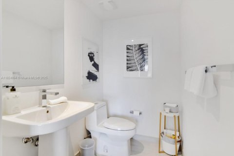 Снять в аренду кондоминиум в Холливуд, Флорида 3 спальни, 126.44м2, № 1978169 - фото 14
