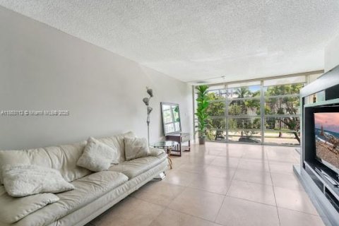 Condominio en venta en Hallandale Beach, Florida, 2 dormitorios, 111.48 m2 № 1874757 - foto 9