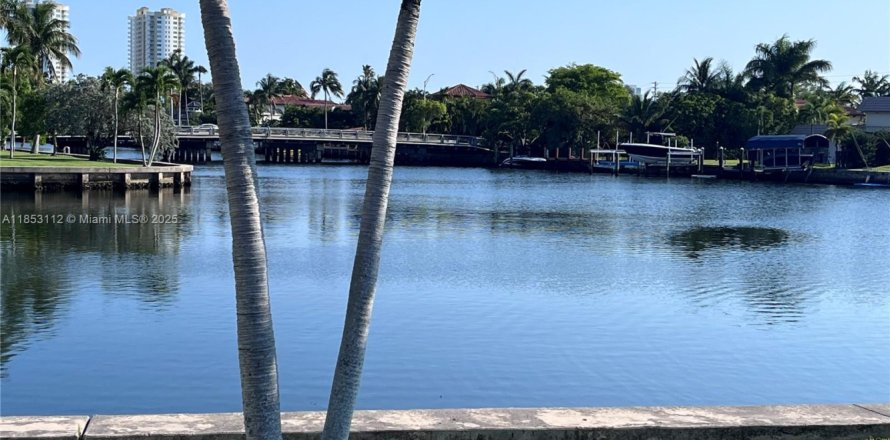 Condominio en Hallandale Beach, Florida, 2 dormitorios № 1874757
